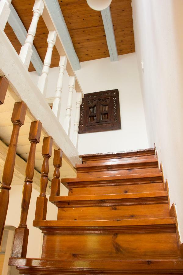 Central House Agrafoi 外观 照片